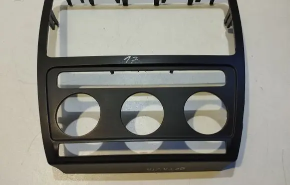 Skoda Octavia Mk2 (1Z) Radio/GPS head unit trim 1Z0858069A