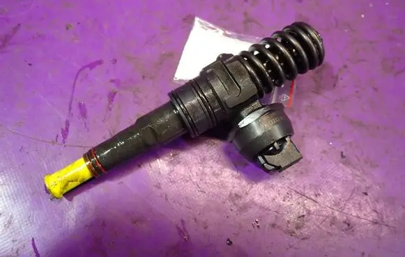 Audi A4 S4 B6 8E 8H Fuel injector 