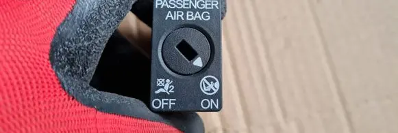 Passenger airbag on/off switch