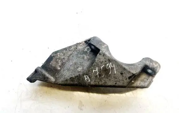 Volkswagen Jetta V Engine mounting bracket