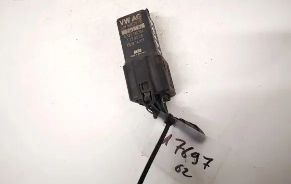 Volkswagen Jetta V Glow plug pre-heat relay 038907281d 0522120504