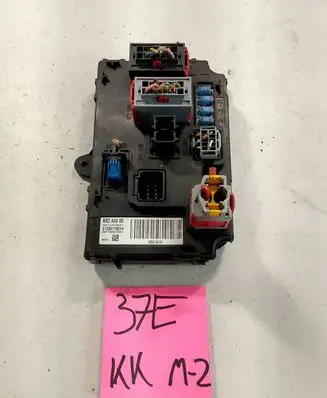 Peugeot 407 Fuse module BSCA0400 S120017001H