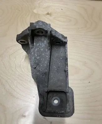 Land Rover Discovery 4 - LR4 Engine mounting bracket AH226061BA