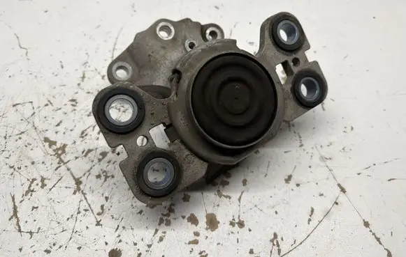 Volvo V60 Engine mount bracket 
