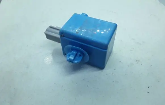 Toyota RAV 4 (XA40) Central locking relay 0689004580 8974730040