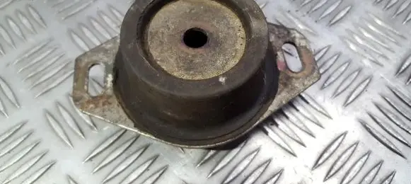 Peugeot 406 Engine mount bracket