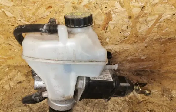 Mercedes-Benz E W211 Master brake cylinder A0004300312 08100302 687021