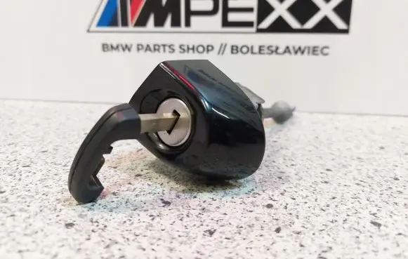 BMW 3 E90 E91 Front door lock (next to the handle) 