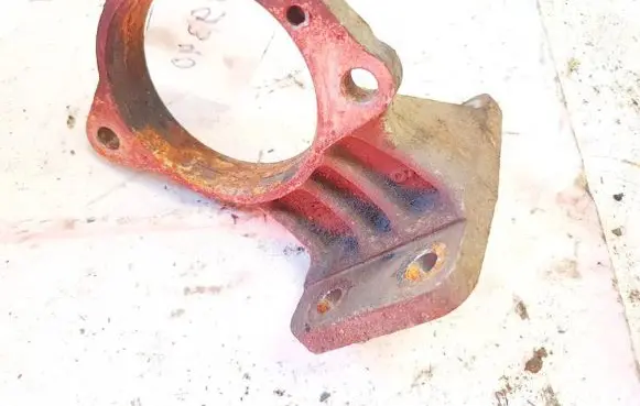 Toyota Avensis T220 Engine mounting bracket