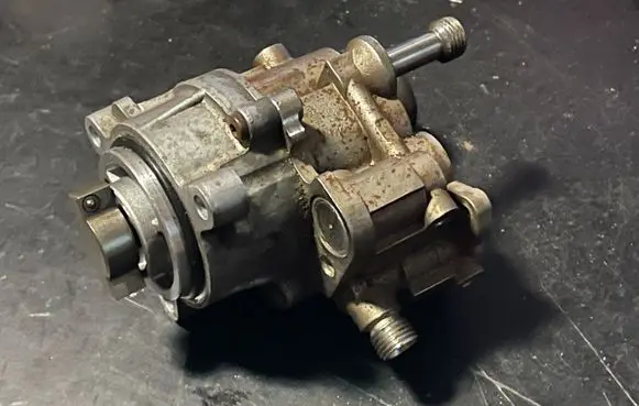 BMW X5 E70 Fuel injection high pressure pump 76139330
