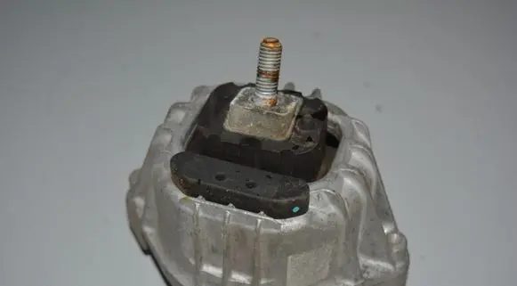 BMW 1 E81 E87 Engine mount bracket 1398111