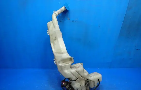Honda CR-V Windshield washer fluid reservoir/tank 