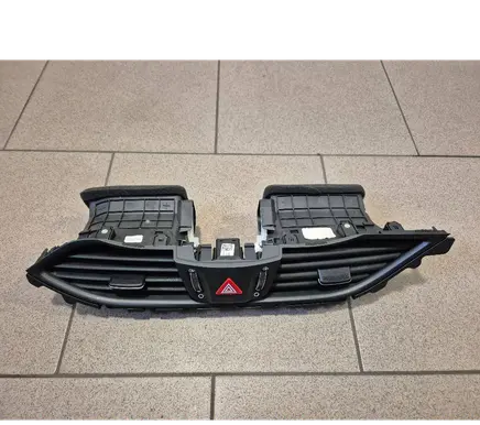 Hyundai i30 Dash center air vent grill