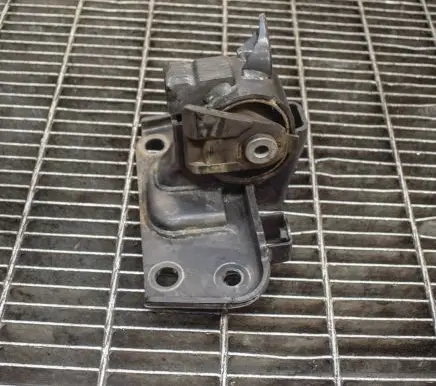 Toyota Verso-S Engine mount bracket