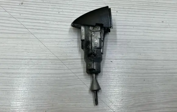 Volkswagen Golf VII Front door lock (next to the handle) 2951VB7