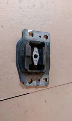 Engine mount bracket