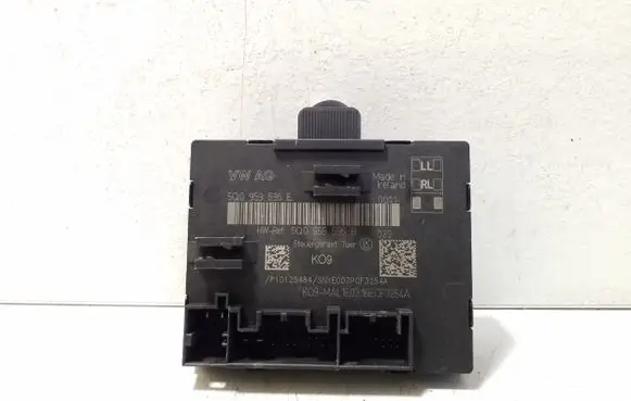 Volkswagen Tiguan Door control unit/module 5Q0959595E 5Q0959595B