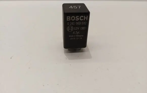 Volkswagen PASSAT B8 Glow plug pre-heat relay 038907281B