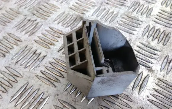 BMW 1 E81 E87 Radiator mount bracket 7526444