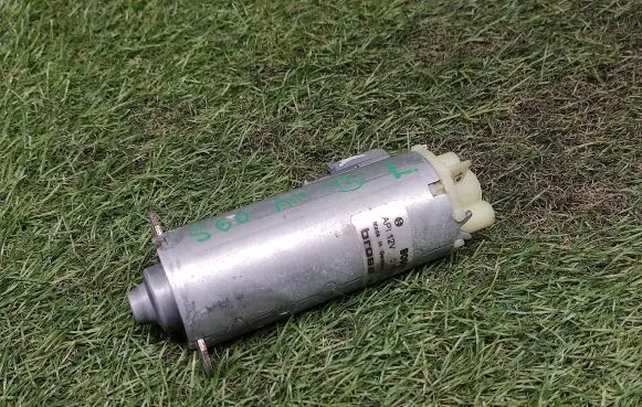 Volvo S60 Seat adjustment motor 198397104 0130002532