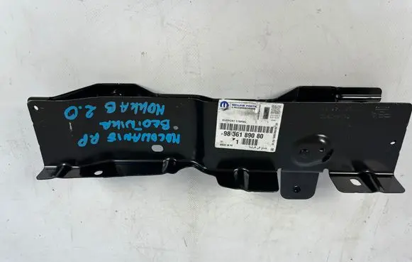 Opel Mokka B Front bumper mounting bracket 9836189080