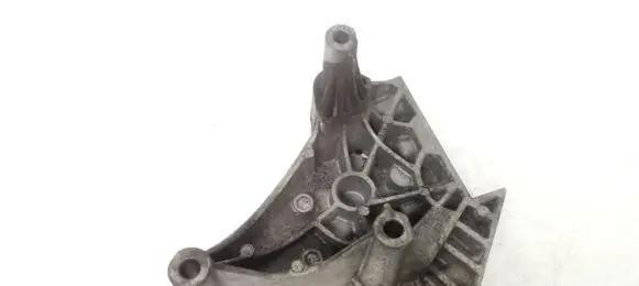 Engine mounting bracket