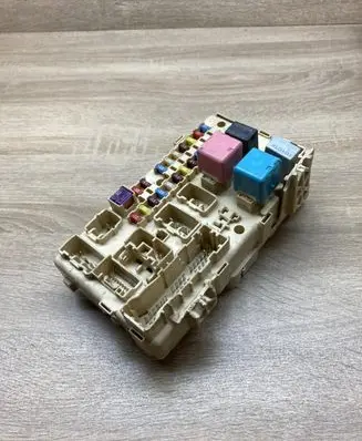 Toyota Avensis T220 Fuse module 8264105020A