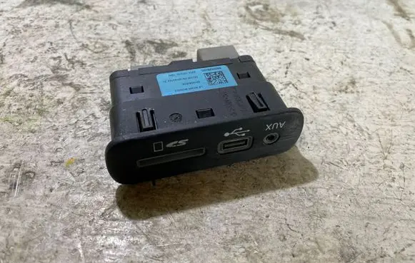 Dodge Challenger USB socket connector 68206384AC 1215157982 33169193