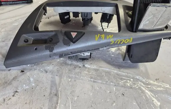 Ford Focus Central console control unit 525458