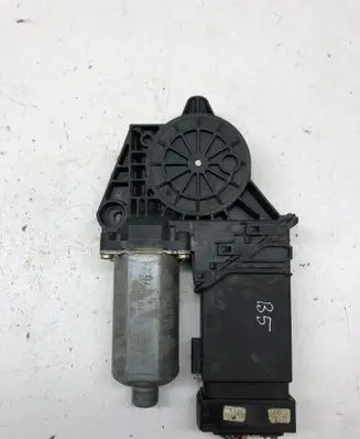 Volkswagen PASSAT B5 Front door window regulator motor 101430200 05076210