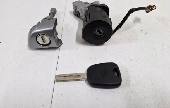 Peugeot 308 Ignition lock 9663123380