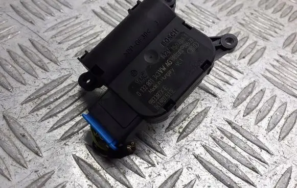 Volkswagen Touran I A/C air flow flap actuator/motor 0132801343