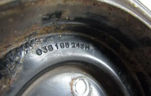 Volkswagen PASSAT B7 Crankshaft pulley 038105243M