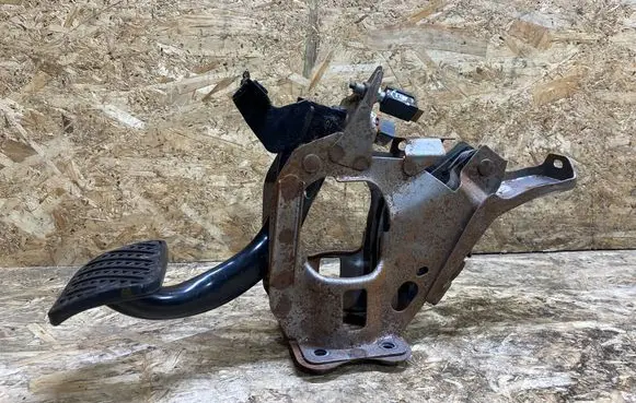 Infiniti G37 Brake pedal