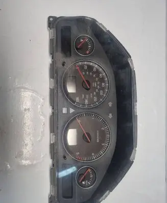 Volvo V70 Speedometer (instrument cluster) 30746112 69594720T 8602886
