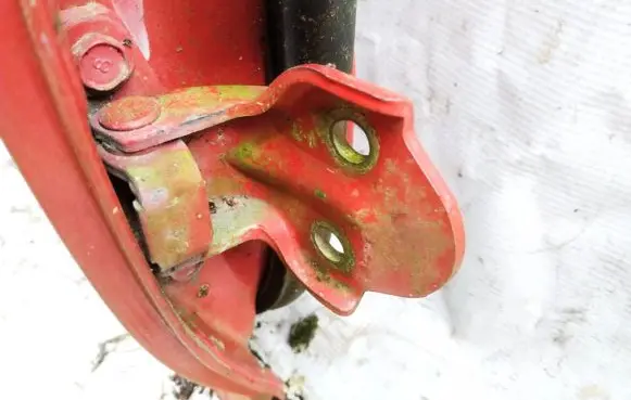 Mitsubishi Lancer Rear door lower hinge