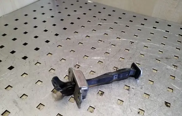 Nissan Qashqai+2 Rear door check strap stopper