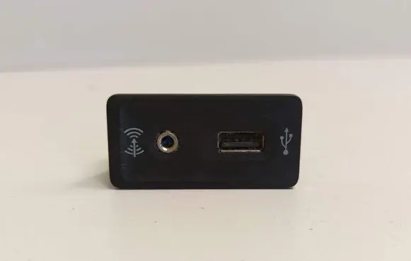 Volkswagen Caddy USB socket connector 5Q0035724 5G0035222F
