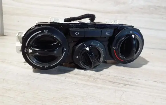 Peugeot 208 Climate control unit 96722486ZD E1063102