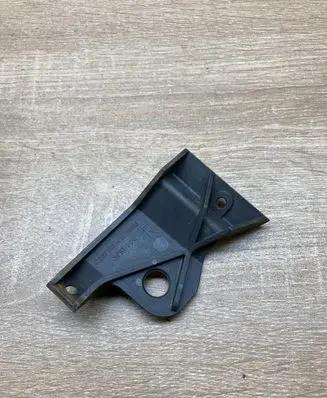 Mercedes-Benz C W202 Front bumper mounting bracket 2028851414