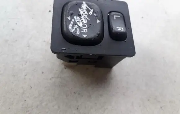Toyota Corolla Verso AR10 Wing mirror switch 183574