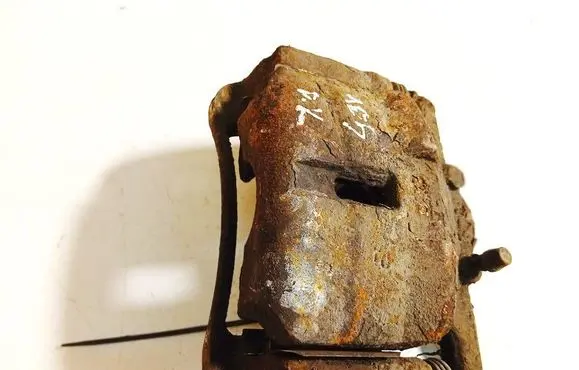 Nissan Qashqai+2 Front brake caliper 