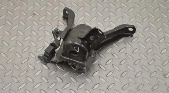Toyota C-HR I Engine mount bracket