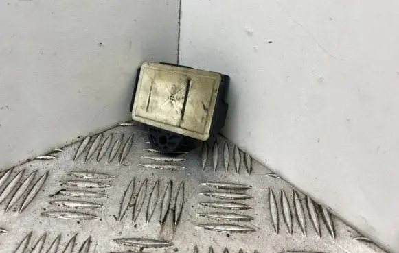 BMW 5 F10 F11 Glow plug pre-heat relay 8519472