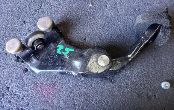 Volkswagen Caddy Sliding door middle roller runner 2K0843336A