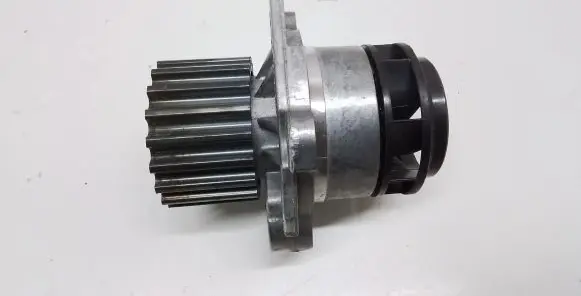 Volkswagen Golf V Water pump 045121019D