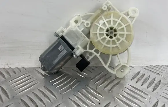 Mercedes-Benz C W205 Front door window regulator motor A0009065706 A76187113