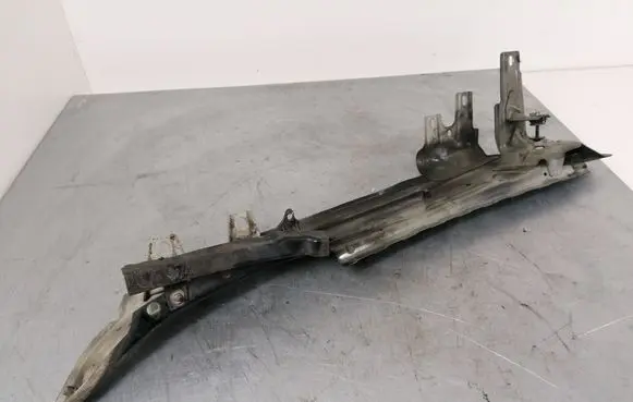 Audi Q7 4L Fender mounting bracket 4L0805158A