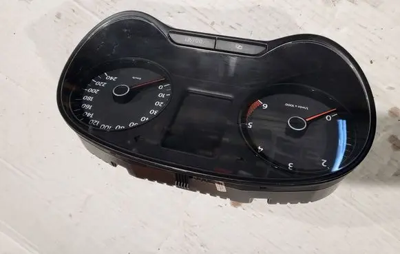 Volkswagen Polo V 6R Speedometer (instrument cluster) 6R0920861E V030410509 1020700495