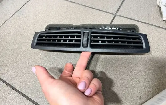 Opel Corsa D Dash center air vent grill brak